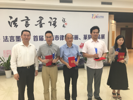 俞衛鋒會長與二等獎獲得者合影