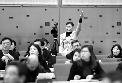 治理背街小巷 不能“三不管” 代表為城市精細...