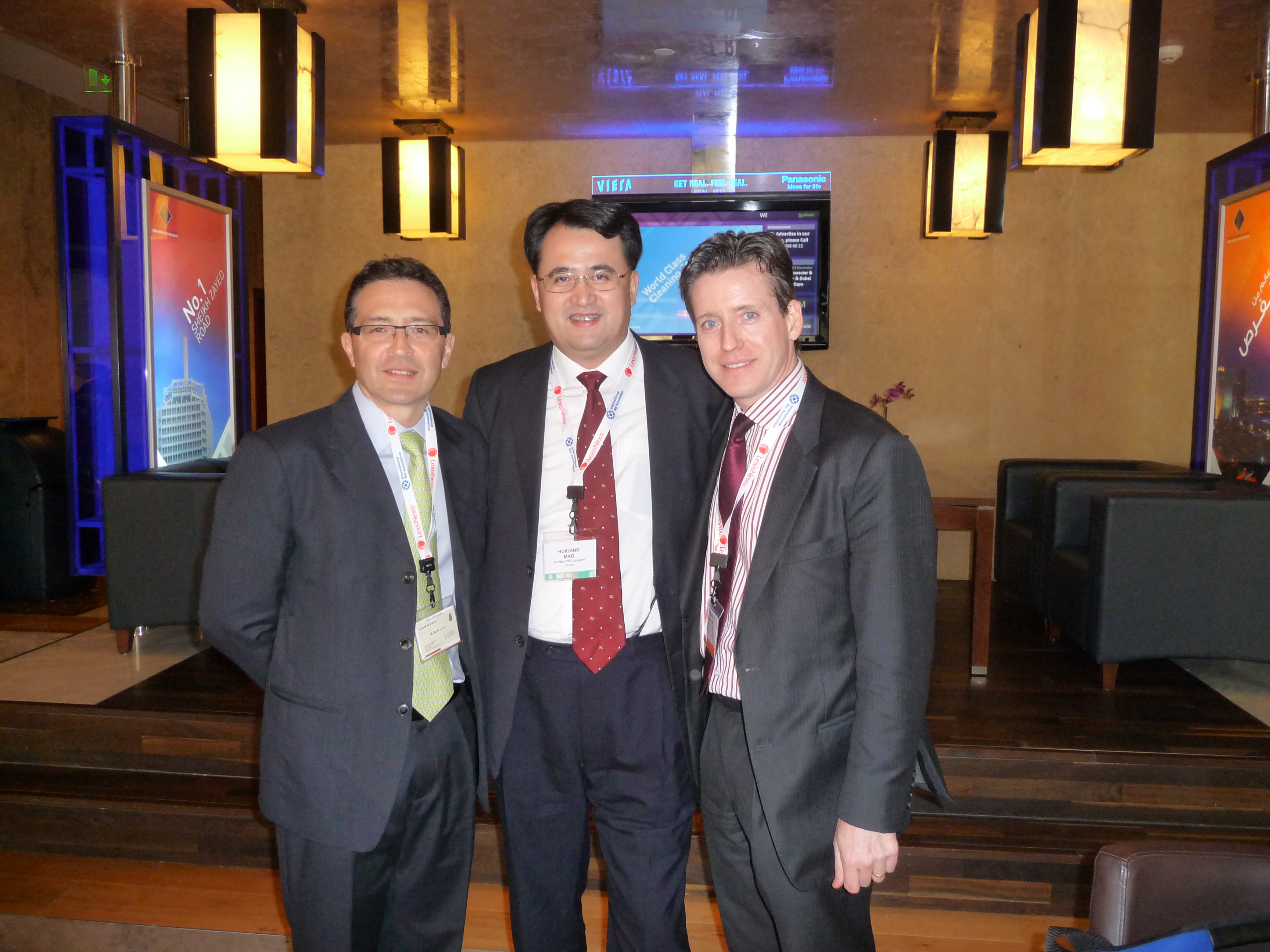 毛惠剛律師與各國律師代表合影留念1