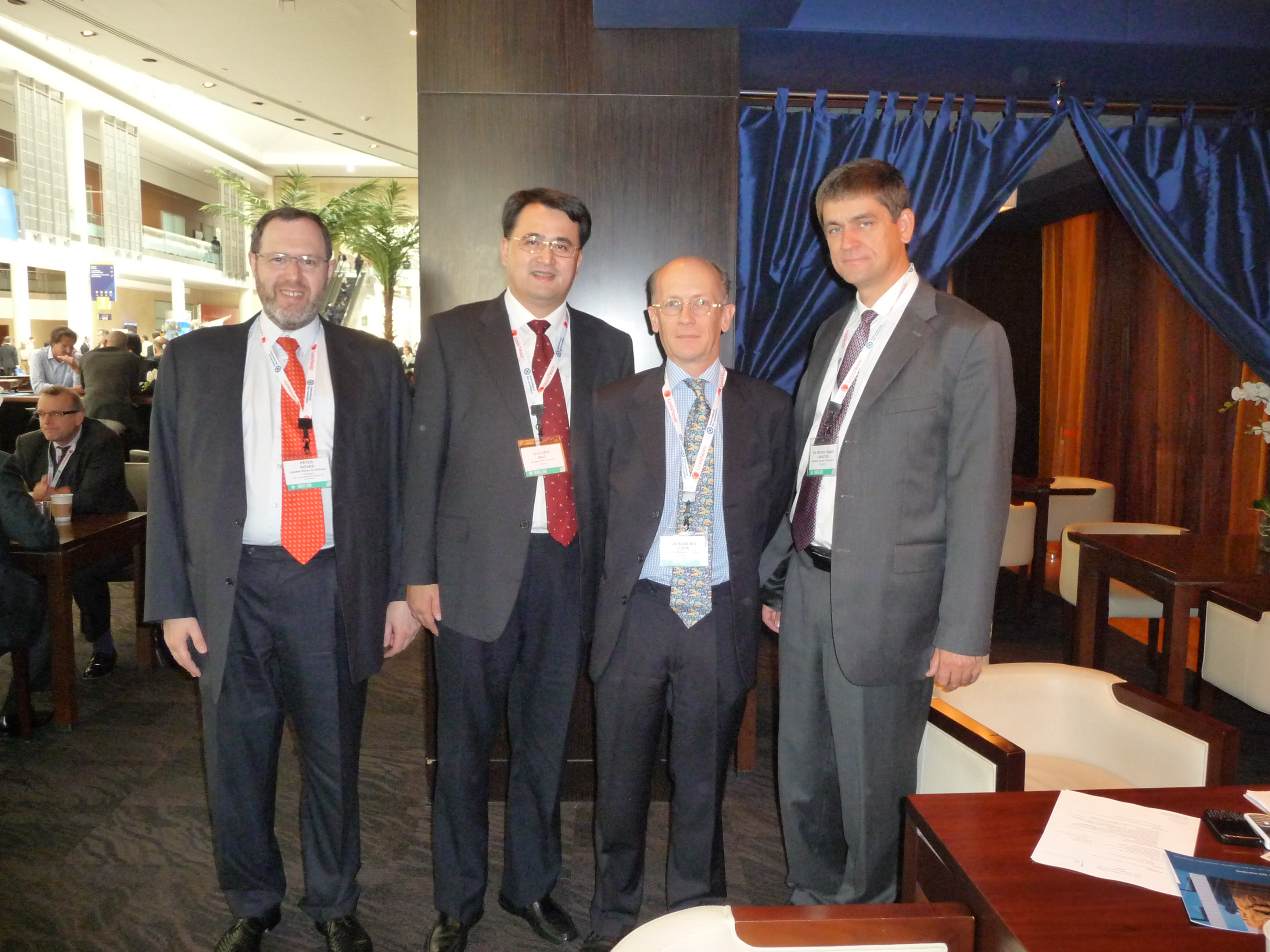 毛惠剛律師與各國律師代表合影留念2