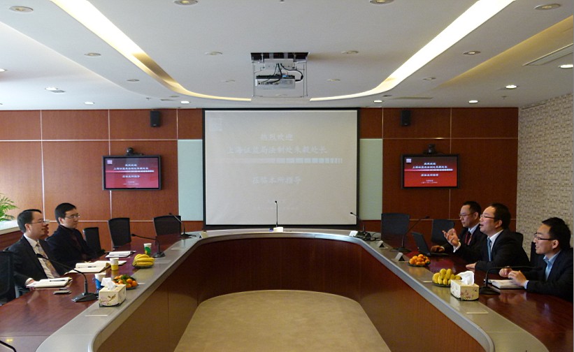 左一為上海市證監(jiān)局法制處朱毅處長(zhǎng)，右二為融孚所高級(jí)合伙人呂琰律師