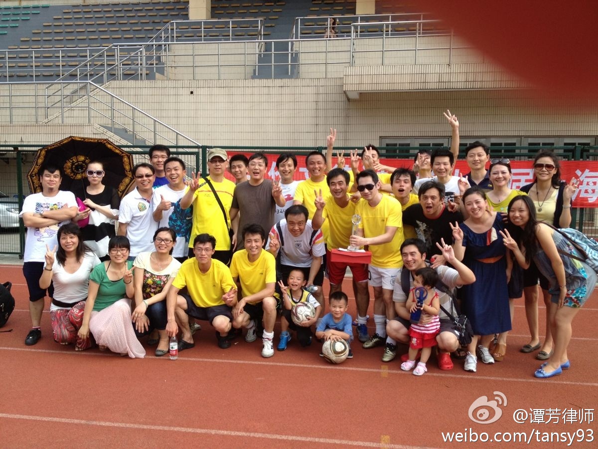 嘉華所啦啦隊與足球勇士合影