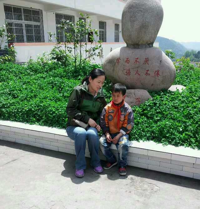 徐曉潔律師與孩子正在談心