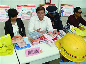 新區(qū)法律援助中心組織律師進(jìn)工地為農(nóng)民工提供咨詢服務(wù)