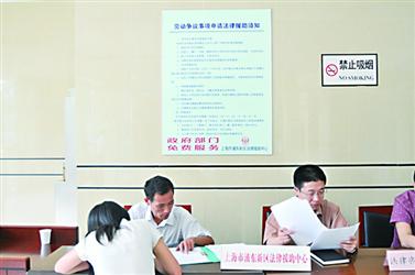 律師在勞動(dòng)仲裁法律援助聯(lián)絡(luò)點(diǎn)為群眾提供服務(wù)