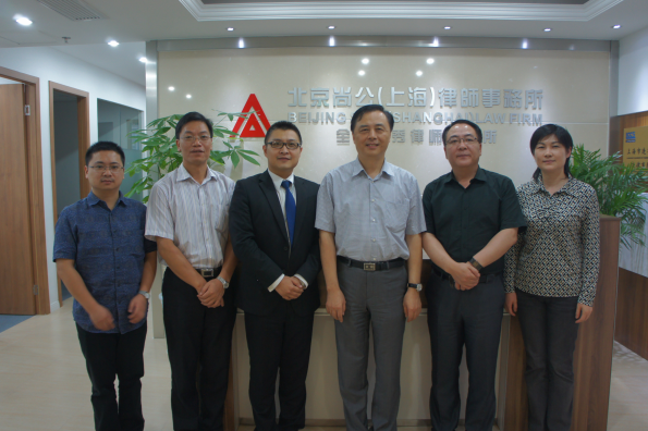 圖為閘北區(qū)政協(xié)主席陳永弟（右三）在尚公上海分所的合照